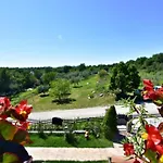 Apartman Klimatisierte In Valica Mit Grossem Garten By Interhome *