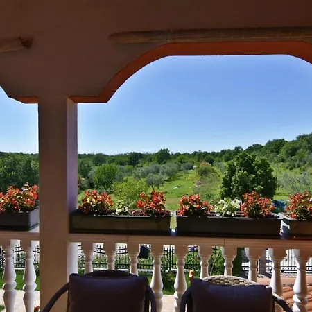 Apartman Klimatisierte In Valica Mit Grossem Garten By Interhome *