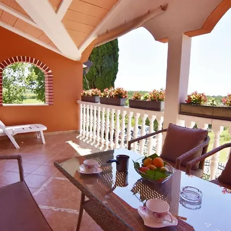 Klimatisierte In Valica Mit Grossem Garten By Interhome דירה