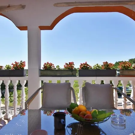 Klimatisierte In Valica Mit Grossem Garten By Interhome דירה אומאג