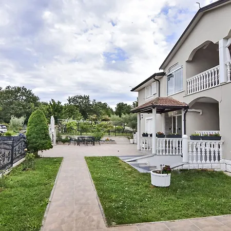 Apartman Klimatisierte In Valica Mit Grossem Garten By Interhome *
